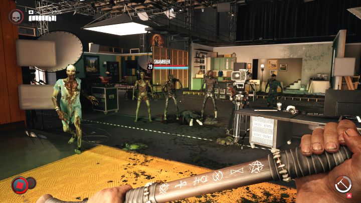 Biegajcie po studiu i czekajcie na moment aż przed bohaterem pojawią się ustawione obok siebie 3 zombie (przykład na obrazku) - Dead Island 2: Jak zaliczyć wyzwanie Ninja? - Dead Island 2 - poradnik do gry