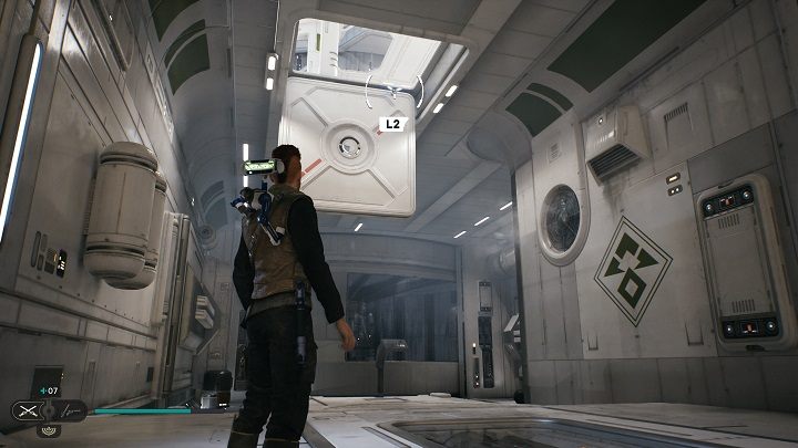 Zaczynając od punktu medytacji w lokacji Korytarz Diagnostyczny, idźcie kawałek przed siebie, a zobaczycie okrągłe pomieszczenie z bezpiecznikiem w środku oraz właz na górze - Jedi Survivor: Pokład Widokowy - lista sekretów - Star Wars Jedi Survivor - poradnik do gry