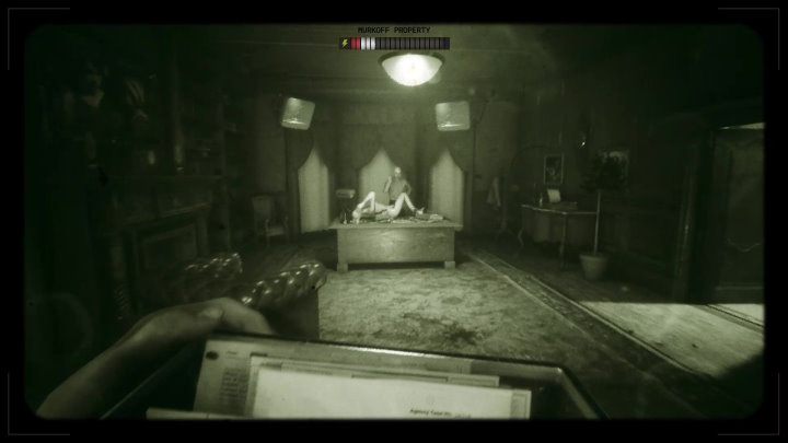 Gdy już zaniesiecie dokumenty na miejsce, to będzie mogli zejść na dół rezydencji - Outlast Trials: Odrodzenie - Outlast Trials - poradnik do gry