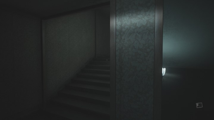 Po dotarciu do krytycznej, zapętlającej się klatki schodowej, udajcie się po schodach w górę - Layers of Fear: Historia Malarza - Layers of Fear 3 - poradnik do gry