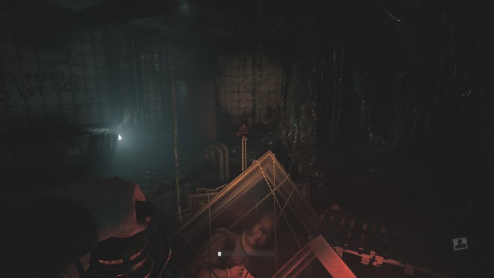 Po długiej sekwencji eksploracji i ucieczki przed szczurami traficie wreszcie do pomieszczenie z długim łańcuchem - Layers of Fear: Historia Malarza - Layers of Fear 3 - poradnik do gry