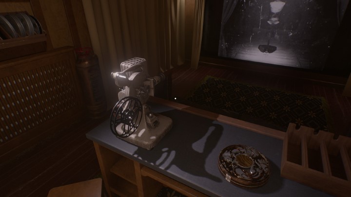 Gdy będziecie gotowi, udajcie się do sali projekcyjnej znajdującej się na piętrze pomieszczenia - Layers of Fear (2023): Historia Aktora opis przejścia - Layers of Fear 3 - poradnik do gry