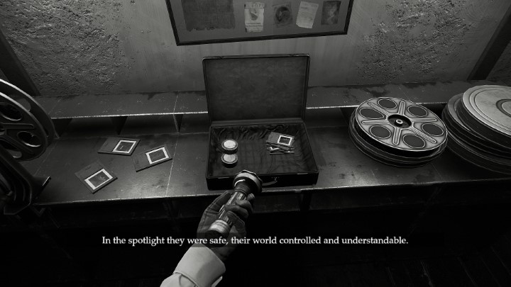 Podobnie jak lampa, latarka może ulec przegrzaniu - Layers of Fear (2023): Historia Aktora opis przejścia - Layers of Fear 3 - poradnik do gry