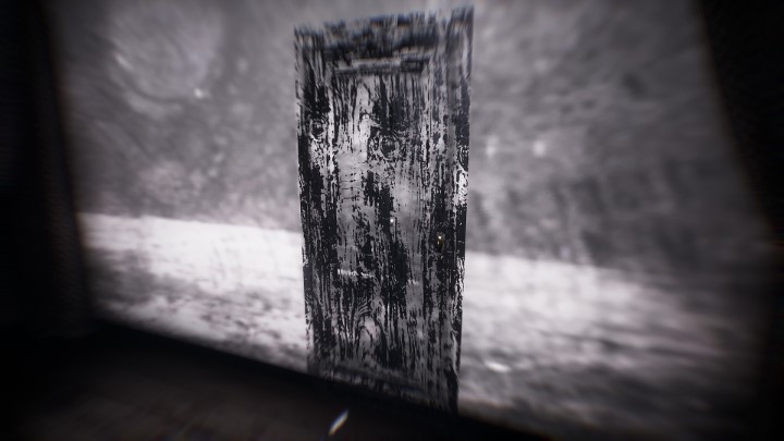 By przejść dalej w zamkniętej sali projekcyjnej, ustawcie projektor na slajd z drzwiami, co zmaterializuje je po zbliżeniu się do ekranu - Layers of Fear (2023): Historia Aktora opis przejścia - Layers of Fear 3 - poradnik do gry