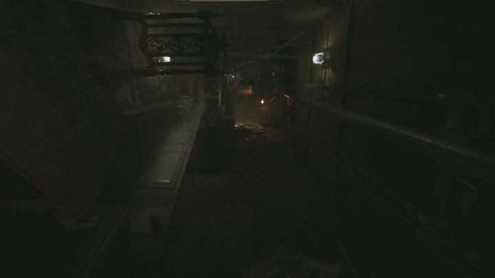Ocknąwszy się po upadku, kierujcie się szybko w głąb korytarza, gdyż po piętach deptać będzie Wam winda - Layers of Fear (2023): Historia Muzyczki - Layers of Fear 3 - poradnik do gry