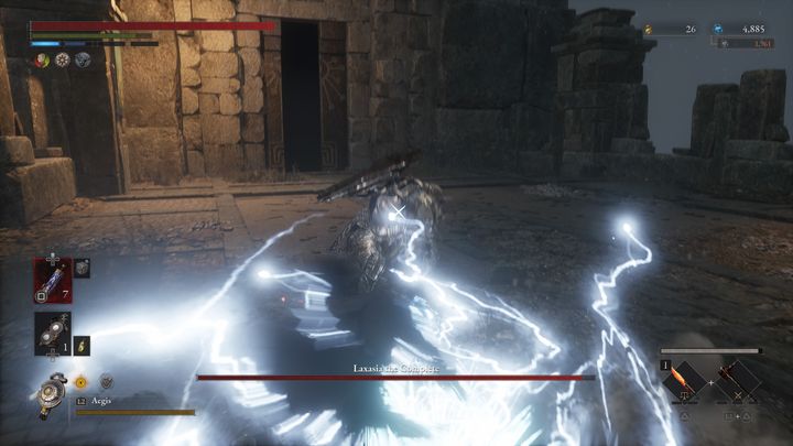 Jeśli uderzenie w ziemię będzie szybkie, a do tego miecz od razu będzie naelektryzowany, to spodziewajcie się, że chwilę po uderzeniu w Waszą stronę poleci szeroka fala błyskawic - Lies of P: Jak pokonać bossa Laxasia Kompletna? - Lies of P - poradnik do gry