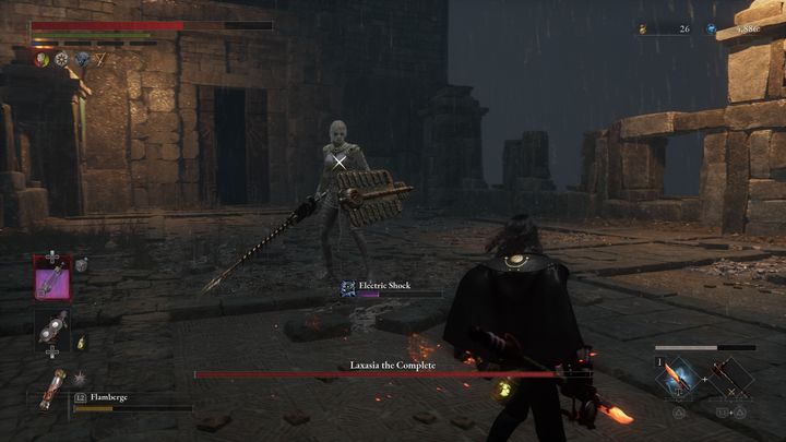 Jeśli jej broń będzie naelektryzowana i podniesie ją w górę, wykona po chwili silny atak, dodatkowo przemieszczając się za Wasze plecy - Lies of P: Jak pokonać bossa Laxasia Kompletna? - Lies of P - poradnik do gry