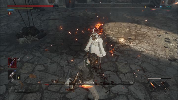 Jeśli Biała Dama założy do tyłu swoją rękę z bronią i przez dłuższy czas nie będzie się ruszać, oznacza to, że przygotowuje się do szarży - Lies of P: Jak pokonać bossa Biała Dama? - Lies of P - poradnik do gry