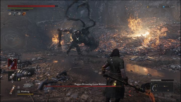 W przypadku, gdy boss podniesie wysoko rękę i zacznie ją wyprostowywać, po dłuższej chwili wykona wyskok w Waszą stronę i zaatakuje - Lies of P: Jak pokonać bossa Zielonego potwora z bagna / Zielonego potwora marionetkożercę? - Lies of P - poradnik do gry