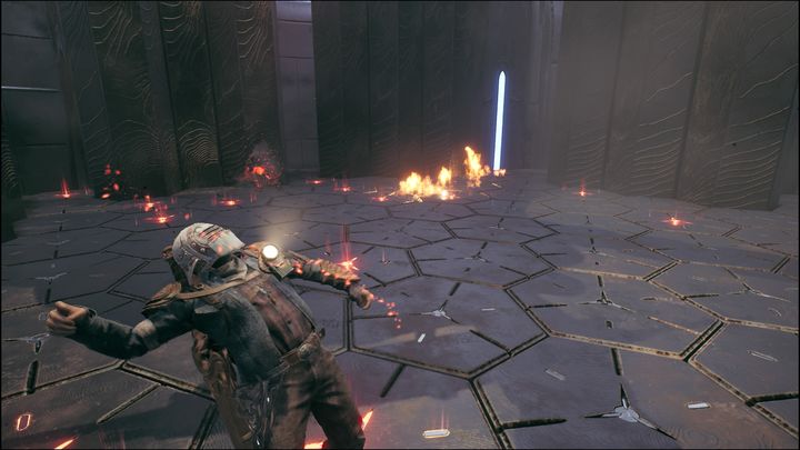 Gdy zauważycie, że na danym heksagonalnym kafelku świecą się czerwone światła, nie stójcie na nim i ustawcie się na tych, które mają biały / szary kolor - Remnant 2: Jak pokonać The Custodians Eye? - Remnant 2 - poradnik do gry