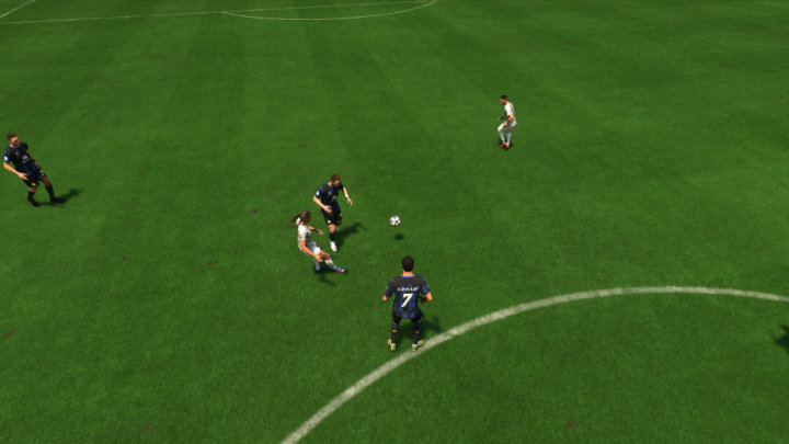 Podniesione podania (2X/2A) są idealne, gdy chcecie uniknąć przeciwnika wykonującego przechwyt lub wślizg, albo gdy chcecie podać piłkę innemu zawodnikowi, który może strzelić z powietrza bez przyjęcia - EA Sports FC 24: Podania - EA Sports FC 24 - poradnik do gry