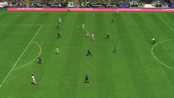 Podanie prostopadłe górą (L1+Trójkąt/LB+Y) otwiera możliwość rozegrania piłki pomijając jedną lub nawet dwie formacje obronne przeciwnika i często stwarza okazję do strzału na bramkę - EA Sports FC 24: Podania - EA Sports FC 24 - poradnik do gry