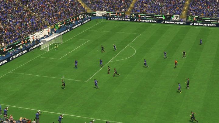 Klasyczne dośrodkowanie piłki (kwadrat/X) w EA FC 24 to jeden z najlepszych sposobów na wprowadzenie piłki do pola karnego, zwłaszcza wtedy, gdy napastnicy znajdują się w odpowiedniej pozycji - EA Sports FC 24: Dośrodkowania - EA Sports FC 24 - poradnik do gry