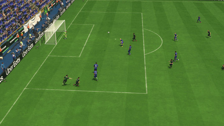 Wysokie dośrodkowanie (L1+kwadrat/LB+X) jest podobne do klasycznego dośrodkowania, ale piłka leci nieco wyżej i opada wolniej, co daje napastnikom więcej czasu na ustawienie się do strzału głową - EA Sports FC 24: Dośrodkowania - EA Sports FC 24 - poradnik do gry
