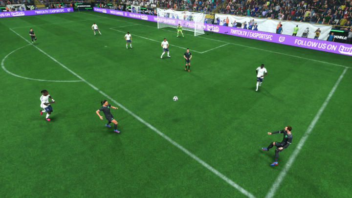 Niskie dośrodkowanie (R1+kwadrat/RB+X) to kolejny skuteczny sposób na zakończenie akcji ofensywnej w grze EA FC 24 - EA Sports FC 24: Dośrodkowania - EA Sports FC 24 - poradnik do gry