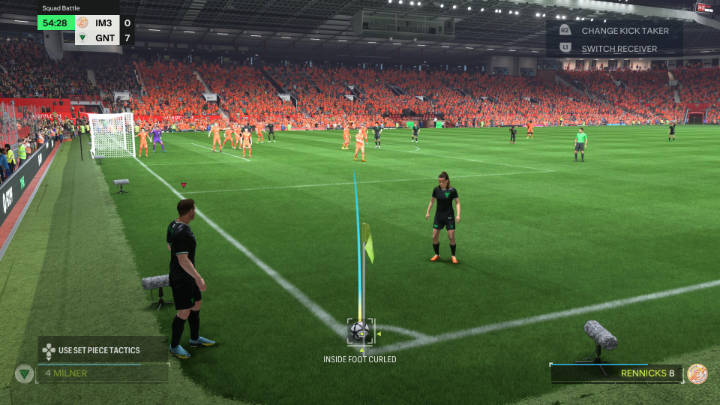 Alternatywnie, podczas rozegrania rzutu rożnego, możecie spróbować innego podejścia i wezwać do siebie drugiego zawodnika (R1/RB), a następnie przekazać piłkę, aby kontynuować akcję - EA Sports FC 24: Stałe fragmenty gry - EA Sports FC 24 - poradnik do gry