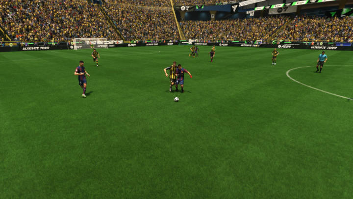 W grze EA Sports FC 24 możecie próbować odpychać przeciwnika barkiem (L2/LT), gdy zrównacie się z nim w trakcie biegu - EA Sports FC 24: Gra w obronie - EA Sports FC 24 - poradnik do gry