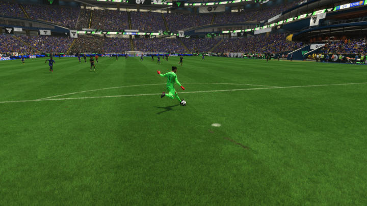 Wykop piłki z pola karnego to mniej precyzyjny sposób wznowienia gry, ale może być oczywiście skuteczny - EA Sports FC 24: Gra bramkarzem - EA Sports FC 24 - poradnik do gry