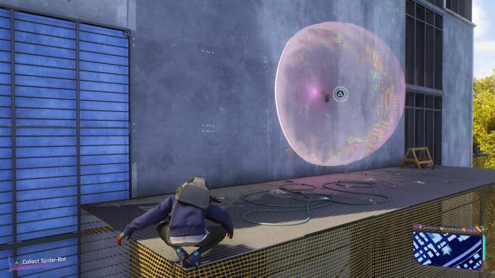 Ten Spider Bot jest na ścianie budynku, obok rusztowania - Spider Man 2: Wszystkie Spider Boty lokacje - Spider Man 2 - poradnik do gry