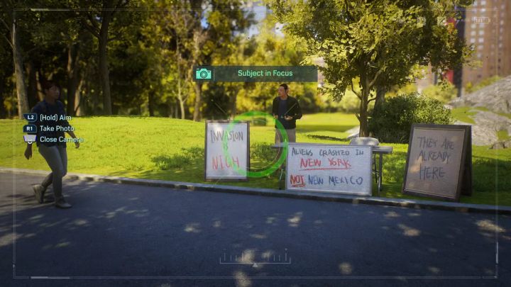 Udajcie się do północnej części parku i zróbcie zdjęcie mężczyźnie stojącego przy znakach z napisami o obcych w Nowym Meksyku - Spider Man 2: Wszystkie szanse na zdjęcia - lokacje - Spider Man 2 - poradnik do gry