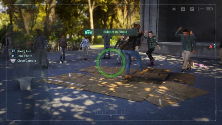 W południowej części parku zróbcie zdjęcie ludziom tańczącym przy scenie - Spider Man 2: Wszystkie szanse na zdjęcia - lokacje - Spider Man 2 - poradnik do gry