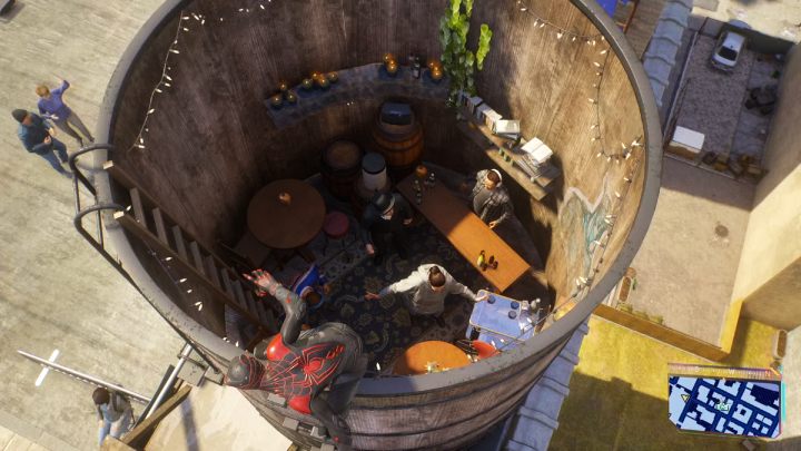 Zróbcie zdjęcie ludziom imprezującym w ogromnej beczce na dachu budynku - Spider Man 2: Wszystkie szanse na zdjęcia - lokacje - Spider Man 2 - poradnik do gry