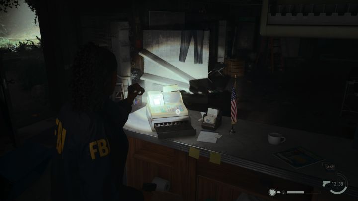 4 - Alan Wake 2: Zagadka otwarcia gabloty z obrzynem w Sklepie wielobranżowym - Alan Wake 2 - poradnik do gry