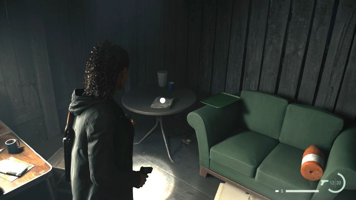 Strona maszynopisu znajduje się w pokoju wytchnienia zlokalizowanym na północ od sklepu z pamiątkami w Coffee World w Watery - Alan Wake 2: Wszystkie strony maszynopisu - Return 1-3 - Alan Wake 2 - poradnik do gry