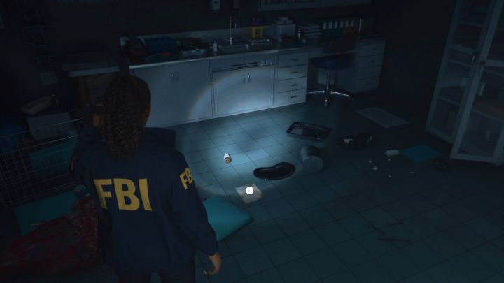 Strona leży na podłodze sali sekcyjnej kostnicy w Bright Falls - Alan Wake 2: Wszystkie strony maszynopisu - Return 1-3 - Alan Wake 2 - poradnik do gry