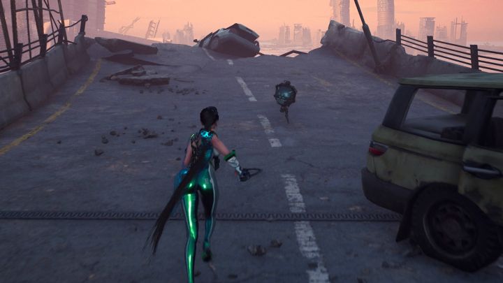 Wyruszcie w przeciwnym kierunku do wskazań celu misji, a zauważycie małego robota na wiadukcie - Stellar Blade: Moduły rozszerzające do bukłaka - Stellar Blade - poradnik do gry