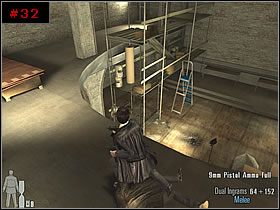 Znalazłem się w pomieszczeniu [#32] z kilkoma kolumnami, zamkniętymi drzwiami z lewej oraz balkonem na górze - [PART I] Chapter II - Max Payne 2: The Fall Of Max Payne - poradnik do gry