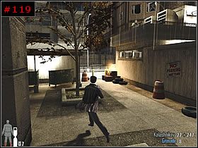 Strzeliłem w czerwone pudla przy budce, co spowodowało spore zamieszanie i ułatwiło mi sytuację - [PART II] Chapter II - Max Payne 2: The Fall Of Max Payne - poradnik do gry