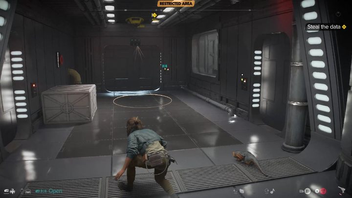 Jesteście już przed pokojem kontrolnym - najpierw zboczcie do pomieszczenia po prawej, pozbądźcie się przeciwnika wewnątrz i zhakujcie komputer by wyłączyć kamery i otworzyć drzwi do pokoju kontrolnego - Star Wars Outlaws: Przysługa dla Jabby - solucja, opis przejścia - Star Wars Outlaws - poradnik do gry