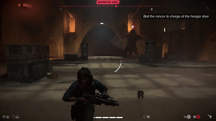 Trafienie wybuchem sprowokuje rancora do szarży - nadchodzącą szarżę rozpoznacie po czerwonym wskaźniku nad jego głową - Star Wars Outlaws: Jak pokonać rancora? - Star Wars Outlaws - poradnik do gry