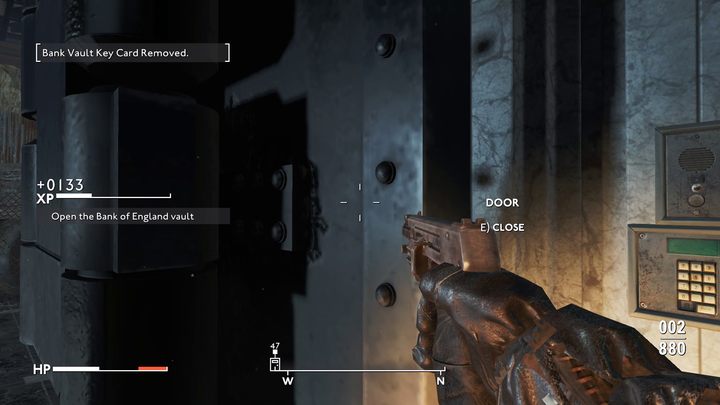 Podejdźcie do interkomu po prawej stronie od wrót - Fallout London: Jak zrekrutować Kierę? - Fallout London - poradnik do gry