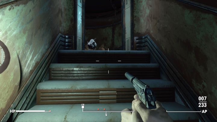 Robo-Margot jest po prawej stronie, ale pobiegnijcie do korytarza na wprost, który prowadzi do schodów na wyższe piętro - Fallout London: Jak pokonać Robo Margot w zadaniu The Train Job? - Fallout London - poradnik do gry