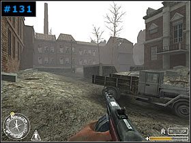 Szczególnie niebezpieczne okazało się być działko umieszczone za jedna z nich - [Rosjanie Misja 2] Red Square - Call of Duty - poradnik do gry