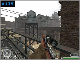 Kontynuując wędrówkę kładką po wyeliminowaniu wszystkich oponentów, zeskoczyłem na dach wagonu i potem jeszcze niżej - [Rosjanie Misja 3] Trainstation - Call of Duty - poradnik do gry