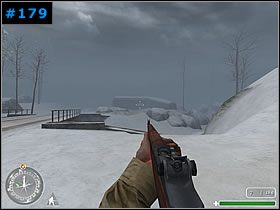 Zza bunkra wybiegło kilku żołnierzy, ale szybko się nimi zająłem i mijając strzelca z prawej obszedłem bunkier od tyłu - [Alianci Misja 1] Festung Recogne - Call of Duty - poradnik do gry