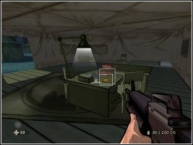 Załóż pluskwę pod interkomem i schowaj się na czas rozmowy - [Solucja] Baza SPADS cz.2 | XIII - XIII - poradnik do gry