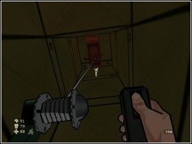 Wyjście znajduje się pomiędzy kontenerami, na prawej ścianie od drzwi, którymi tu wszedłeś - [Solucja] Okręt podwodny cz.1 | XIII - XIII - poradnik do gry