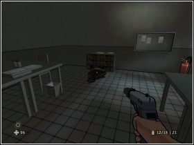 Idź korytarzem, aż będziesz miał sposobność przysłuchać się rozmowie lekarza z pielęgniarką - [Solucja] Plain Rock cz.2 | XIII - XIII - poradnik do gry