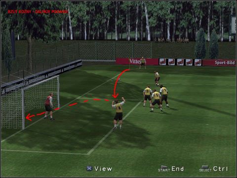 O + dół (zaraz po puszczeniu O ) = podanie po ziemi - Rzuty rożne - wykonywanie (1) | Gameplay w Pro Evolution Soccer 3 - Pro Evolution Soccer 3 - poradnik do gry