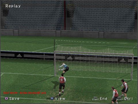 W odległościach od 23 do 31 metrów należy - Rzuty wolne w Pro Evolution Soccer 3 - wykonywanie (1) | Gameplay - Pro Evolution Soccer 3 - poradnik do gry