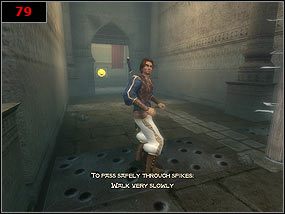 W korytarzu napotkamy kilka pułapek w postaci drewnianych słupów z ostrzami [78] , oraz wysuwających się z podłogi ostrz - A Booby-Trapped courtyard - Prince of Persia: Piaski Czasu - poradnik do gry