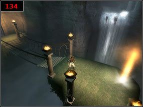 Kawałek dalej czeka na nas kilka pułapek - wirujące ostrza najlepiej jest pokonywać robiąc fikołka tuż pod nim [133] - Cliffs and waterfall - Prince of Persia: Piaski Czasu - poradnik do gry