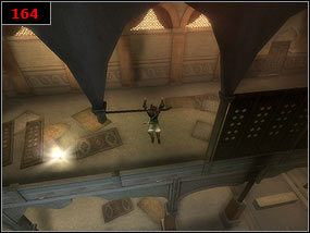 Przesuwamy szafę do samego murku tak, aby była w jednej linii z kolumną [163] , po czym wdrapujemy się na nią (szafę) i skaczemy na druga stronę - Day Break - Prince of Persia: Piaski Czasu - poradnik do gry