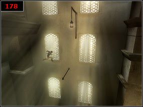 Wspinamy się na kamienne bloki i po ścianie [177] dostajemy się na drążek a z niego na kolejny - The drawbridge - Prince of Persia: Piaski Czasu - poradnik do gry