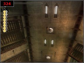 Po krótkiej animacji schodzimy po drabinie [323] i wciskamy przycisk biegnąc po ścianie [324] - A prisoner seeking an escape - Prince of Persia: Piaski Czasu - poradnik do gry