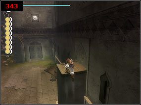 Na tarasie naciskamy przycisk [342] i biegniemy na dół, gdzie wspinamy się na wysunięty przed momentem blok skalny [343] , z którego po ścianie przebiegamy w kierunku białego przycisku - The hourglass - Prince of Persia: Piaski Czasu - poradnik do gry